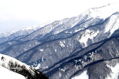 Kardaki dağların muhteşem manzarası. Georgia kışı..