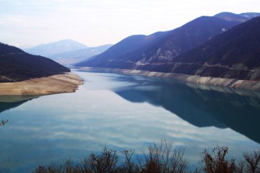 Dağlarda sıradışı mavi bir göl.