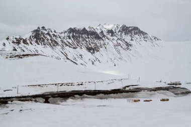 Kardaki dağların muhteşem manzarası. Georgia kışı..