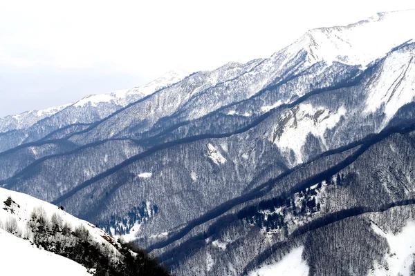 雪の中で山の壮大な景色ジョージアの冬 — ストック写真