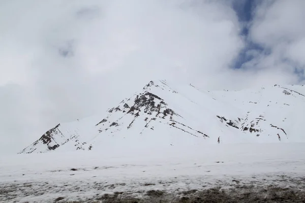 在雪地里壮丽的山景格鲁吉亚的冬天 — 图库照片