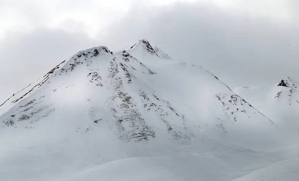 在雪地里壮丽的山景格鲁吉亚的冬天 — 图库照片