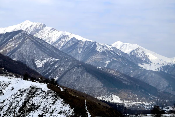 雪の中で山の壮大な景色ジョージアの冬 — ストック写真