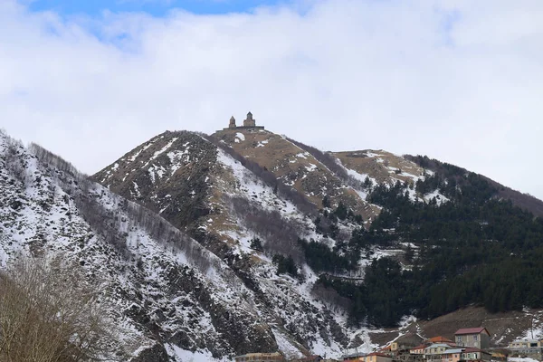 雪の中で山の壮大な景色ジョージアの冬 — ストック写真