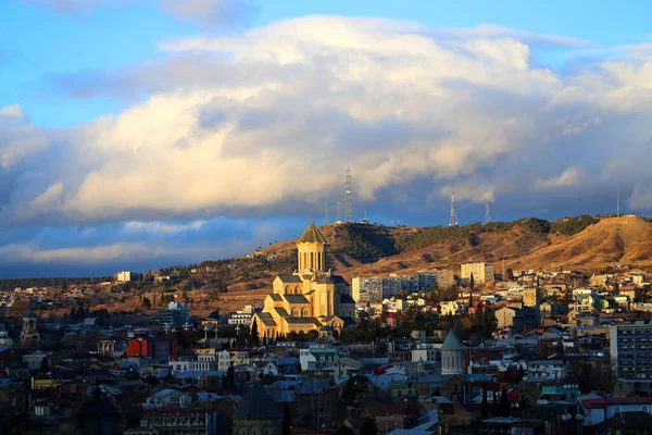 Foto matahari terbenam yang indah atas kota Tbilisi — Stok Foto
