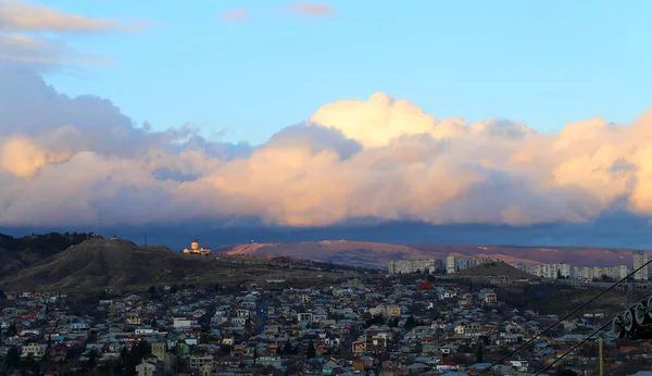 Foto de una hermosa puesta de sol sobre la ciudad de Tiflis —  Fotos de Stock