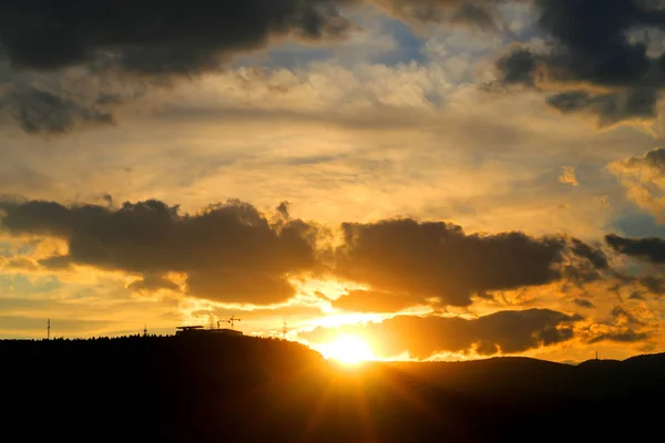 Photo of a beautiful sunset over the mountains — Stock Photo, Image