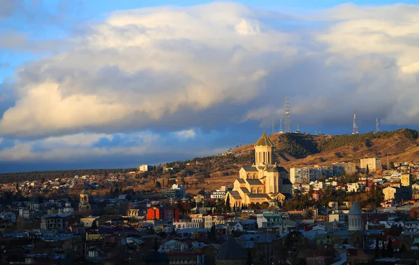 Foto matahari terbenam yang indah atas kota Tbilisi — Stok Foto