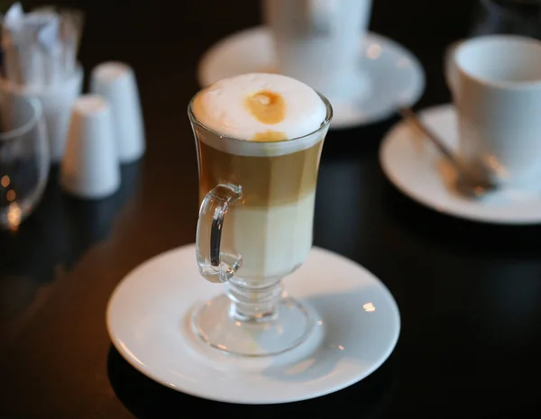 Foto Uma Grande Xícara Saborosa Café Com Leite Restaurante Publicidade — Fotografia de Stock