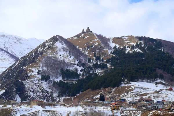 冬のジョージアの山と寺院の写真背景風景 — ストック写真