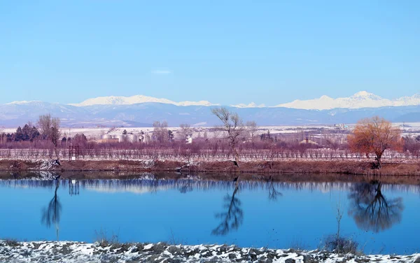 冬のジョージアの湖と美しい山の風景の写真 — ストック写真
