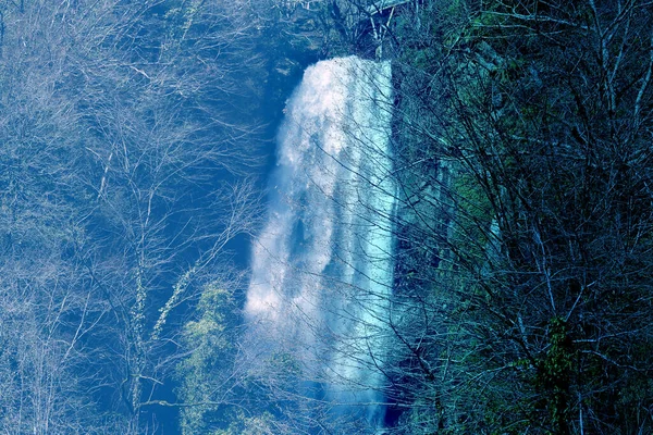 春の公園の巨大な滝の写真 — ストック写真