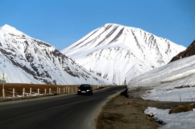 Güneşli bir günde Georgia 'da dağları olan güzel manzaralar.