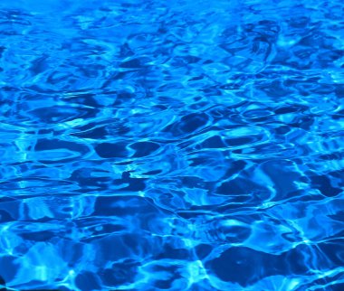 Yansımalı muhteşem mavi suyun fotoğrafları.