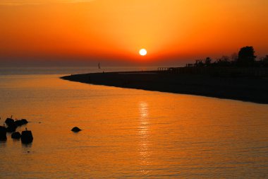 Baharda deniz kıyısında gün batımı çok güzel.