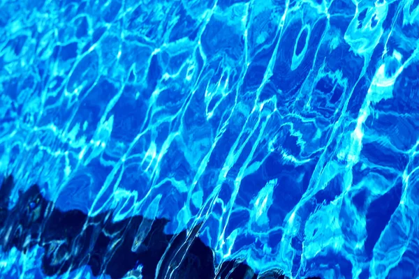 Fotos Von Herrlich Blauem Wasser Mit Spiegelungen — Stockfoto