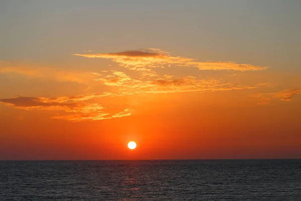 图为春天美丽的落日在海滨 — 图库照片