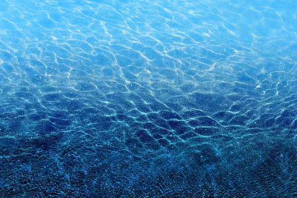 照片背景蓝色透明的海水和白天的波浪 — 图库照片