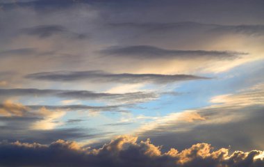 Fotoğraf arkaplanda güzel bir gün batımı akşam deniz kıyısında.
