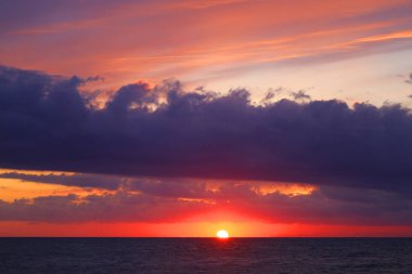 Fotoğraf arkaplanda güzel bir gün batımı akşam deniz kıyısında.