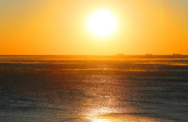 图为春天美丽的落日在海滨 — 图库照片