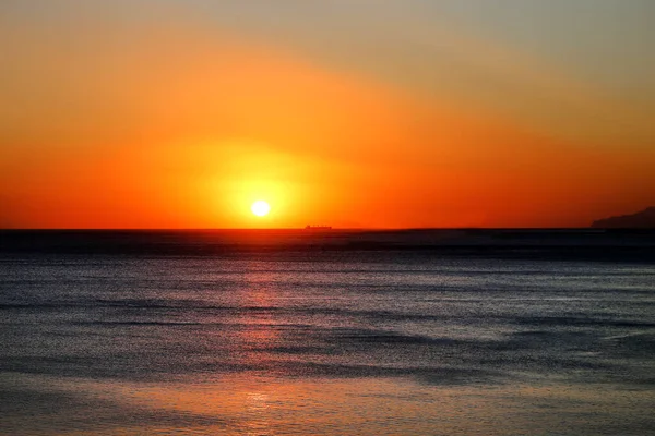 Vackert foto av en ljus solnedgång på havet — Stockfoto