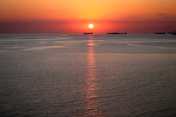 Vackert foto av en ljus solnedgång på havet — Stockfoto