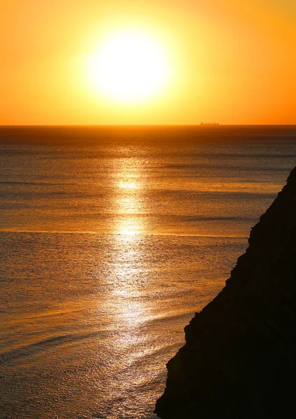 Prachtige foto van een heldere zonsondergang op de zee — Stockfoto