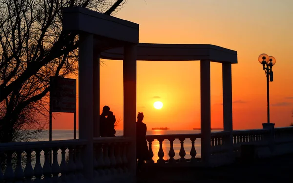 Bella foto di un tramonto luminoso sul mare — Foto Stock
