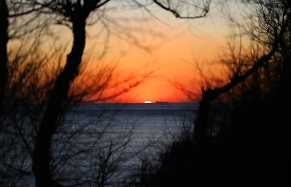Красивая фотография яркого заката на море — стоковое фото