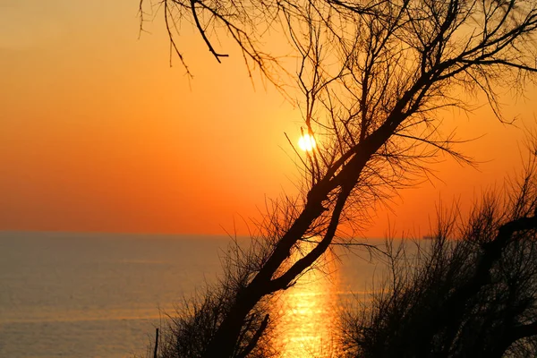 Hermosa foto de una puesta de sol brillante en el mar — Foto de Stock