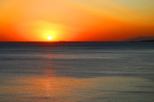 Belle photo d'un coucher de soleil lumineux sur la mer — Photo
