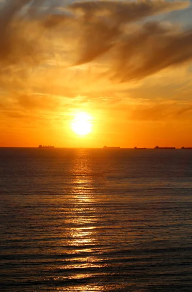 Belle photo d'un coucher de soleil lumineux sur la mer — Photo