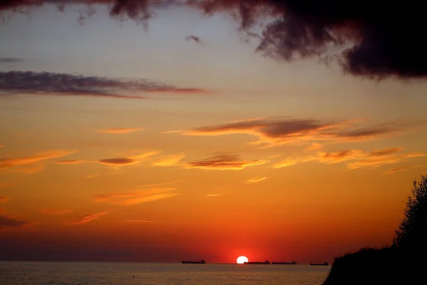 Hermosa foto de una puesta de sol brillante en el mar — Foto de Stock