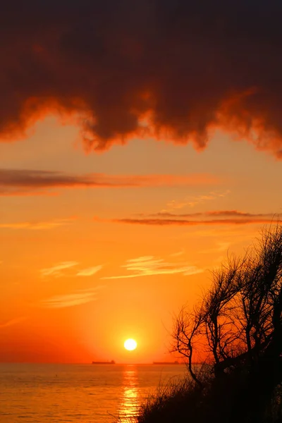 Belle photo d'un coucher de soleil lumineux sur la mer — Photo