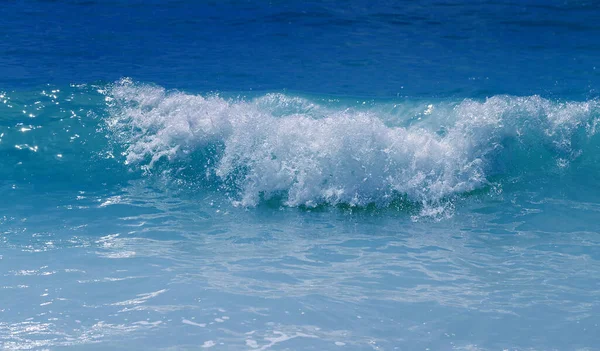 Foto Belas Ondas Azuis Mar Salpicos Iluminados Pelo Sol — Fotografia de Stock