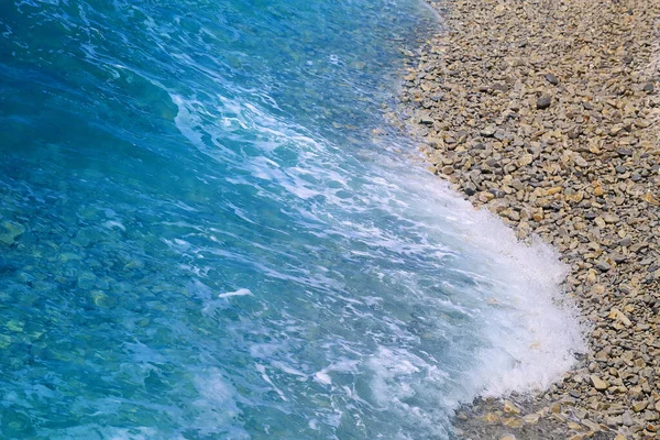 Фото Красивых Синих Морских Волн Всплесков Освещенных Солнцем — стоковое фото