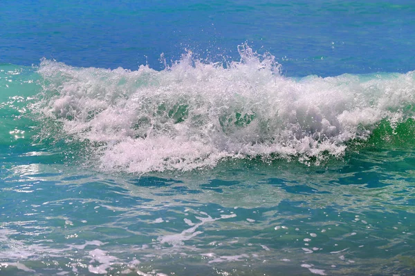 Foto Hermosas Olas Azules Del Mar Salpicaduras Iluminadas Por Sol —  Fotos de Stock