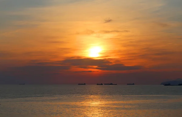 夕方には海岸に雲が立ち並ぶ美しい夕日の写真 — ストック写真