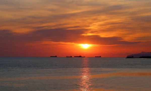 夕方には海岸に雲が立ち並ぶ美しい夕日の写真 — ストック写真