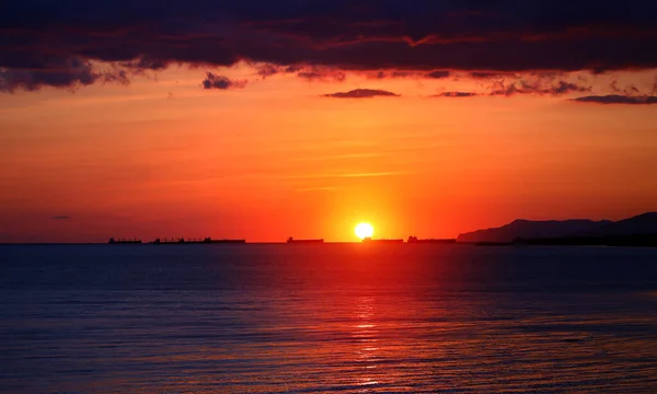 Kuva Kauniista Auringonlaskusta Merellä Laivojen Kanssa Meren Tausta Matkustamista Varten — kuvapankkivalokuva