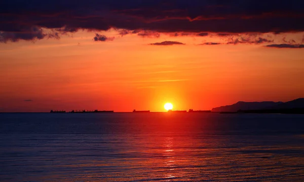 Photo Beau Coucher Soleil Sur Mer Avec Des Navires Fond — Photo