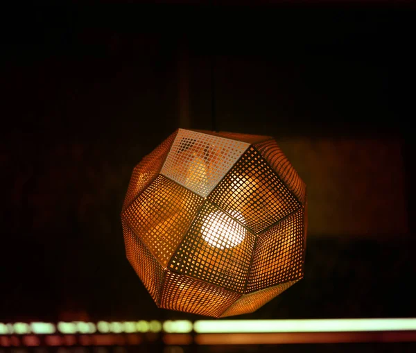 天井に幾何学的なダイヤモンドランプで写真の背景 — ストック写真