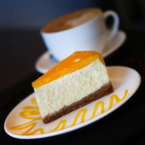 배경에 맛있는 오렌지 케이크와 매크로 — 스톡 사진