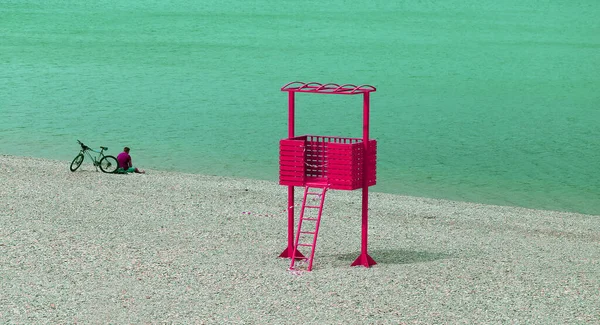 Foto Von Strand Mit Rettungshütte Und Meer — Stockfoto