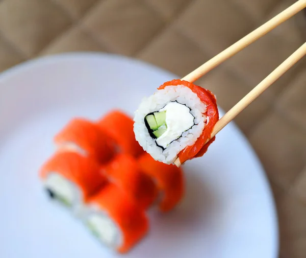 Foto Rotolo Pesce Con Bacchette Pranzo — Foto Stock