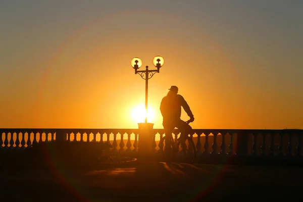 Photos Athletes Bicycles Sunset Sea Coast — Stock Photo, Image