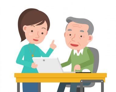 Öğretmenler ve yaşlı adam bilgisayar öğrenme