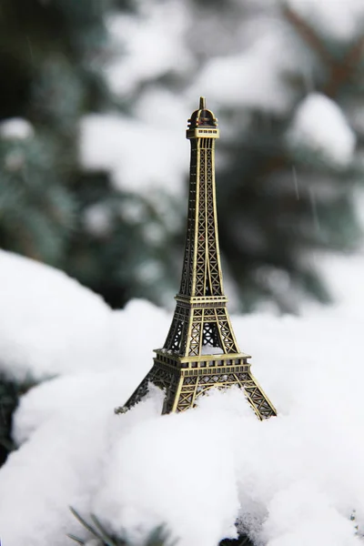 Árvore de Natal coberta com neve figura da Torre Eiffel — Fotografia de Stock