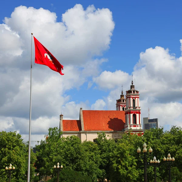Plaza Lukiskes con Escudo de Lituania bandera e Iglesia de Santiago y Felipe — Foto de Stock
